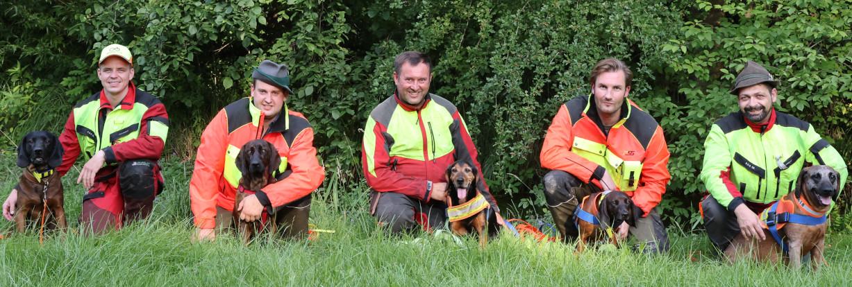 Gruppenbild mit Hunden der Schweisshundestation Isarland e.V.